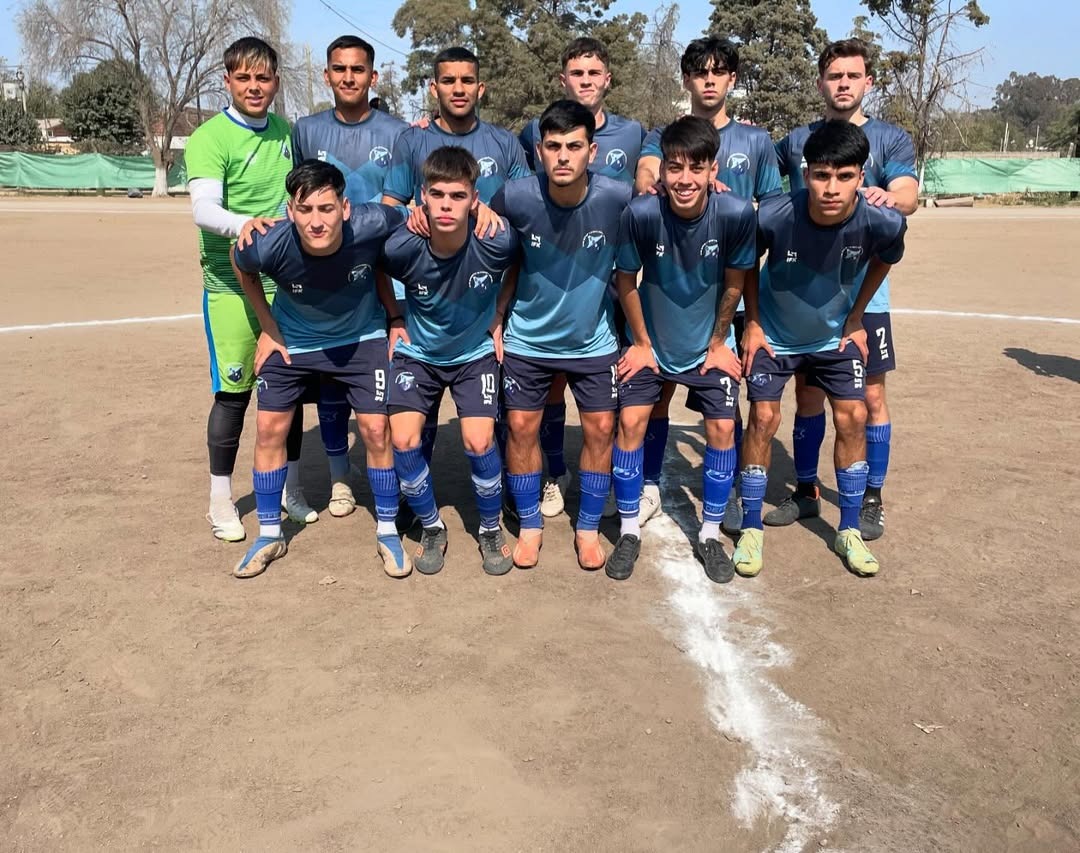 Niños jugando al fútbol